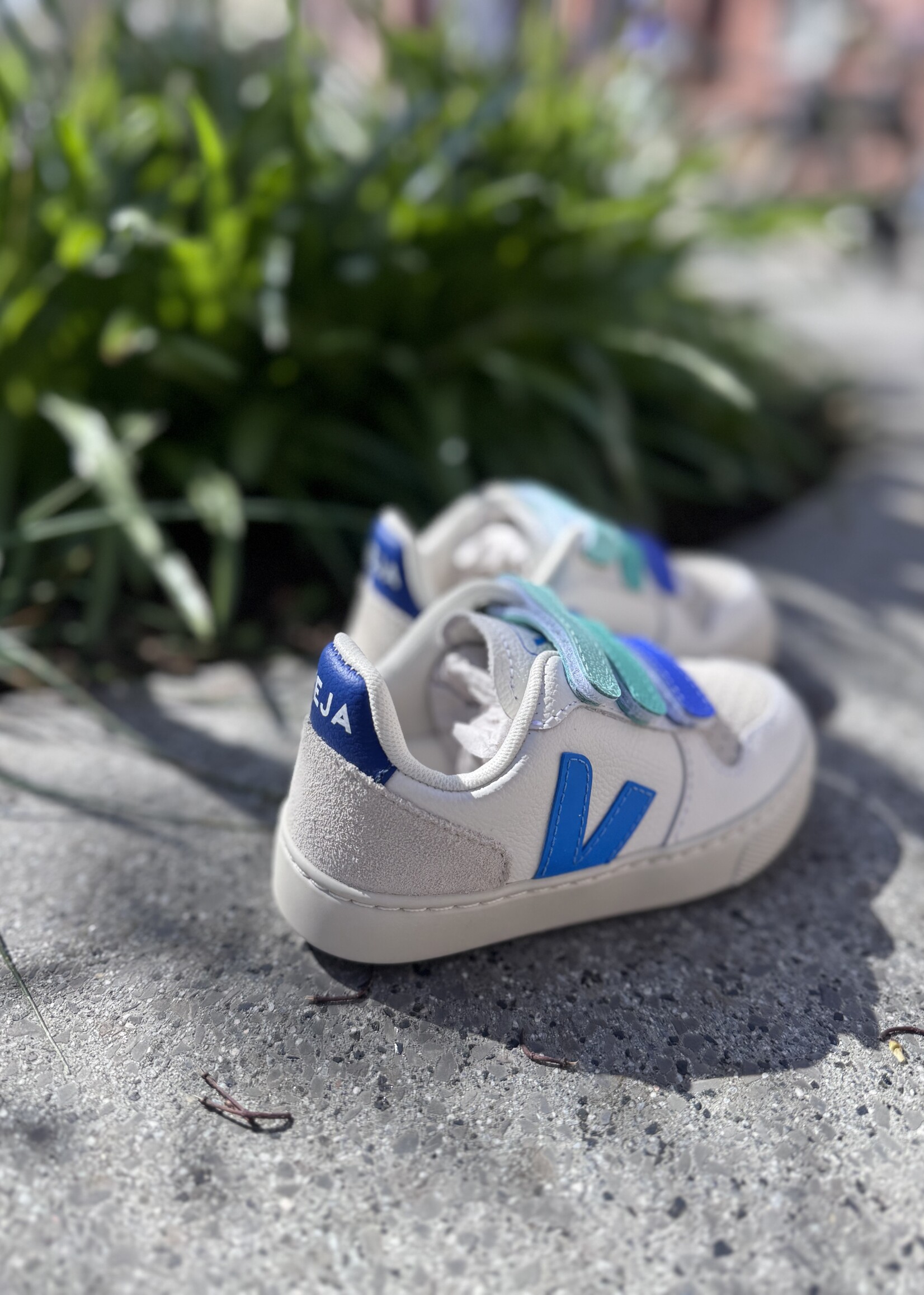 VEJA small V-10 leather white egee