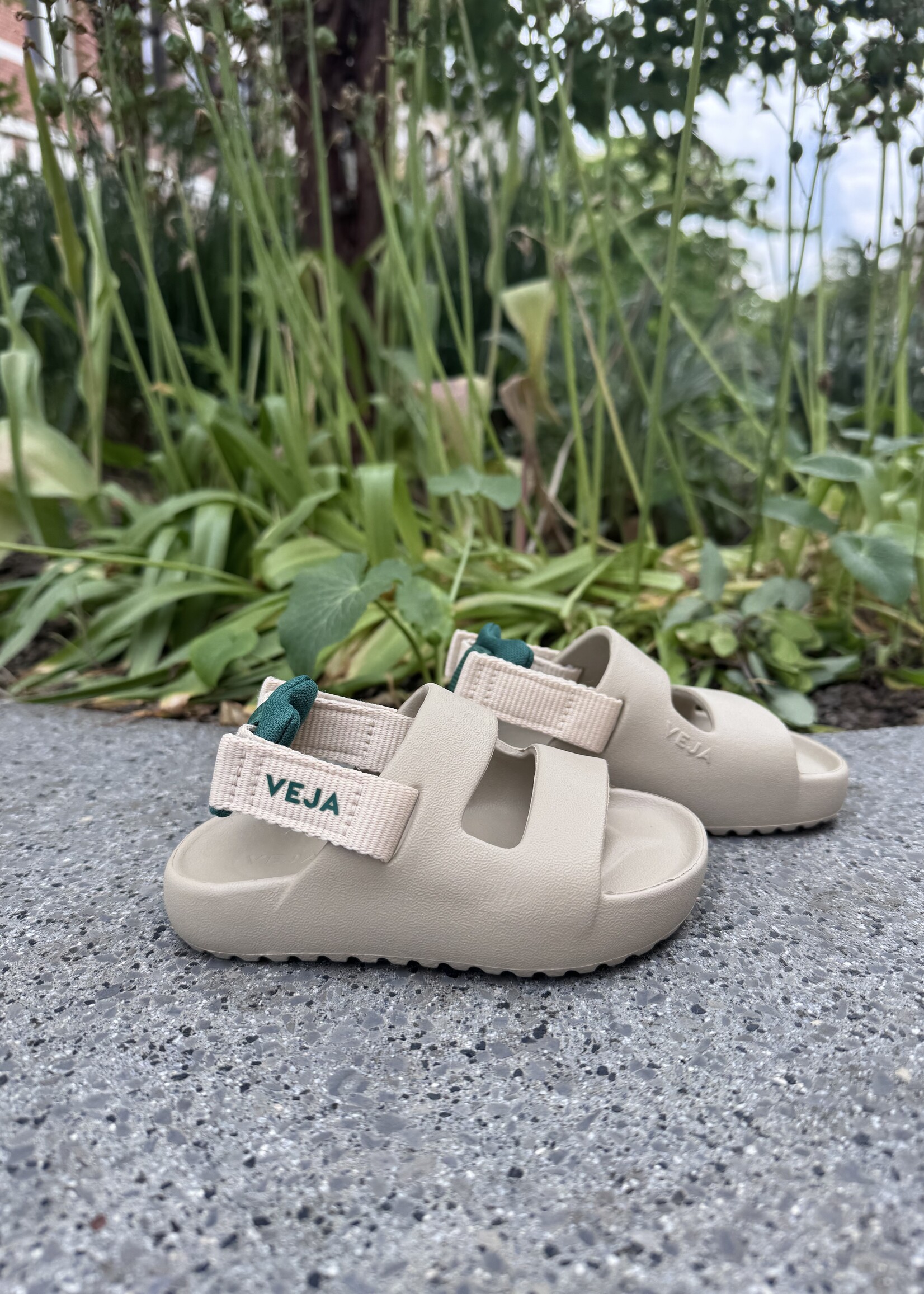 VEJA mini etna lite EVA Almond sandaal