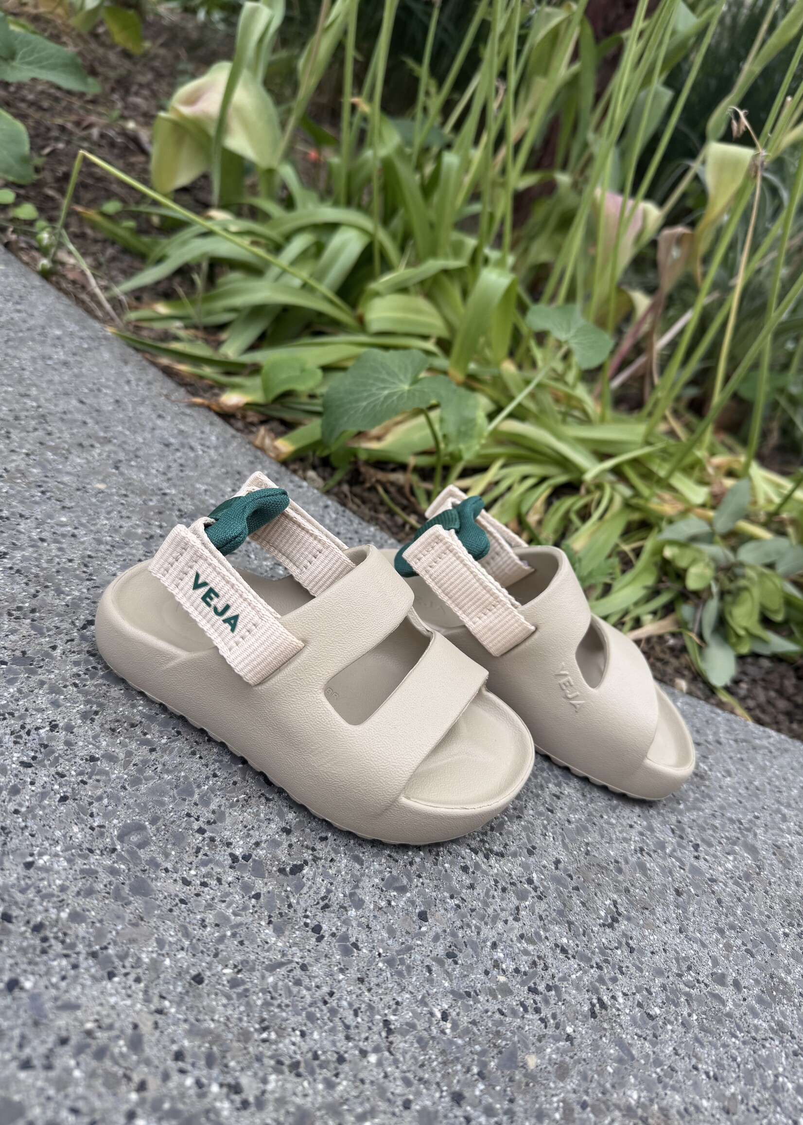 VEJA mini etna lite EVA Almond sandaal