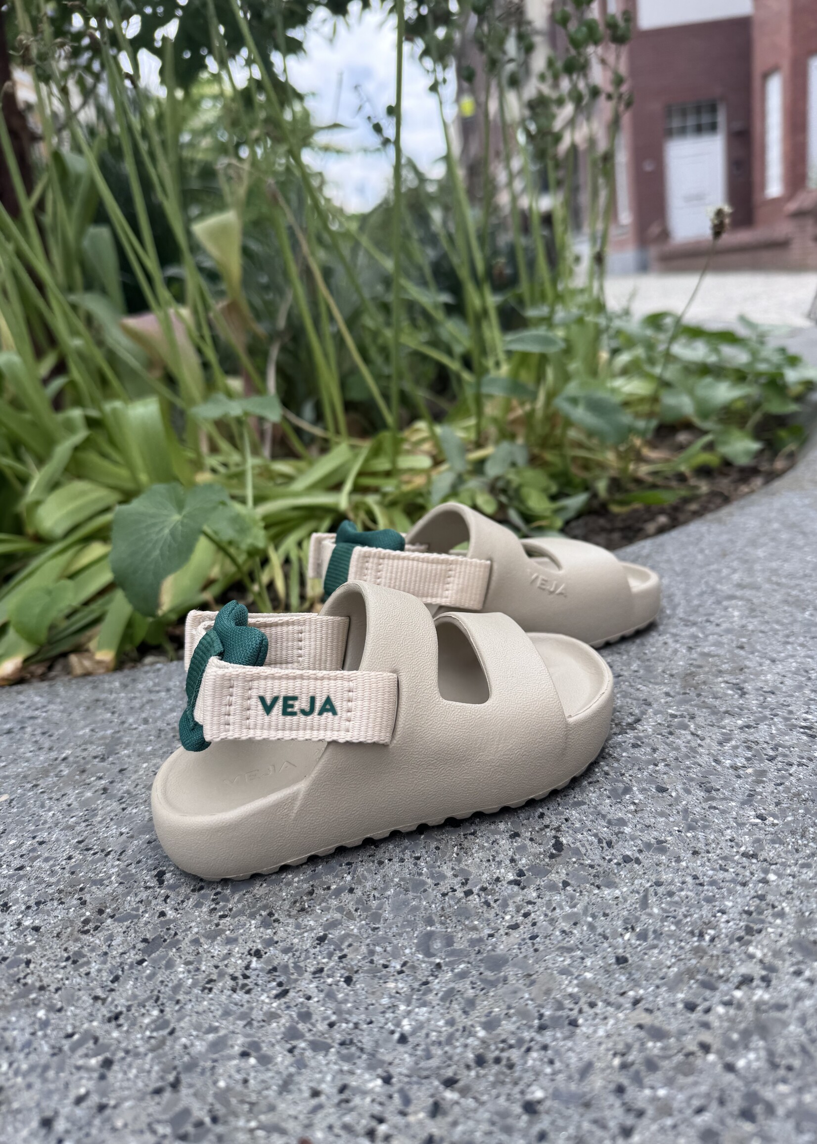 VEJA mini etna lite EVA Almond sandaal