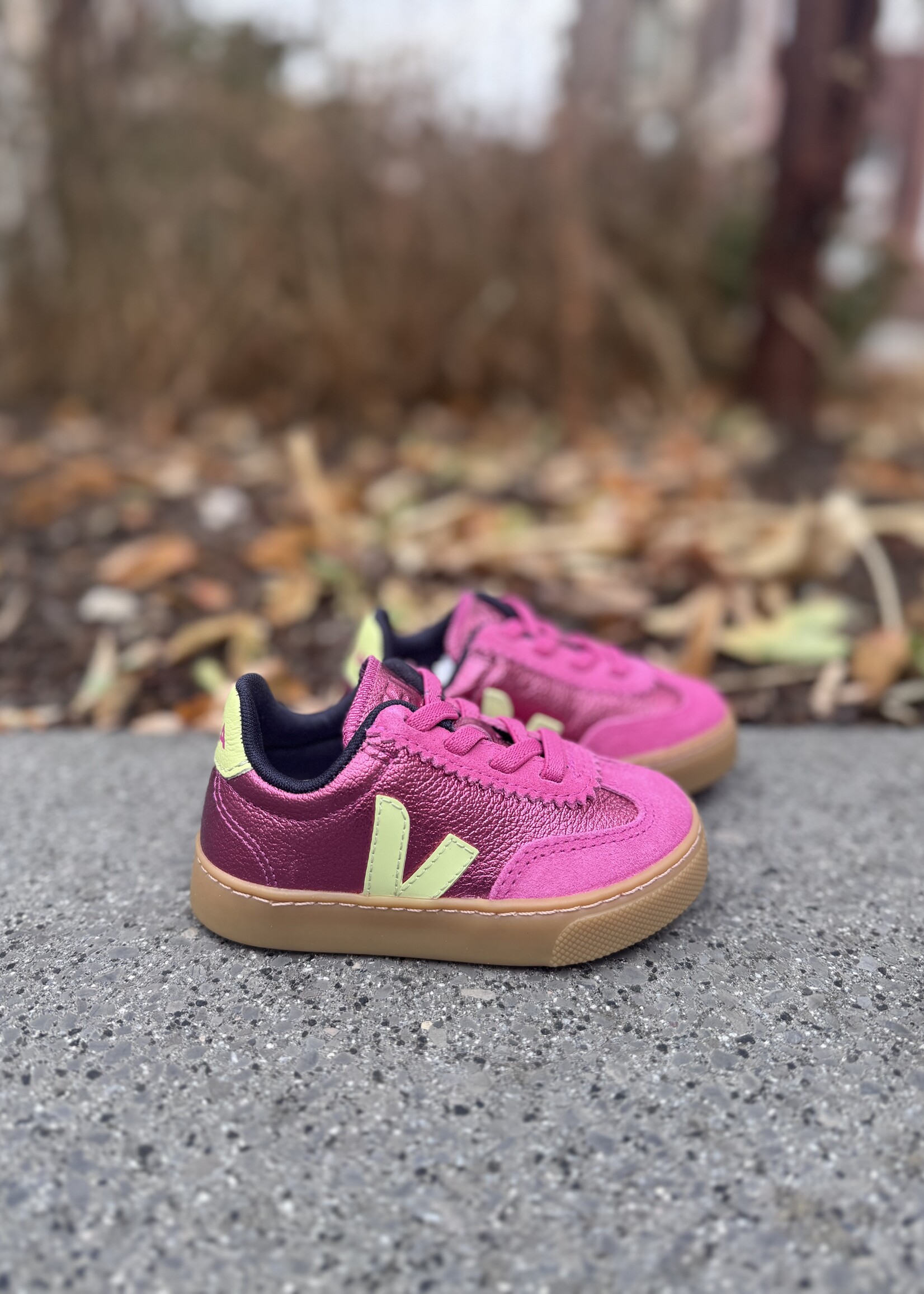 VEJA small volley leat azalea limo