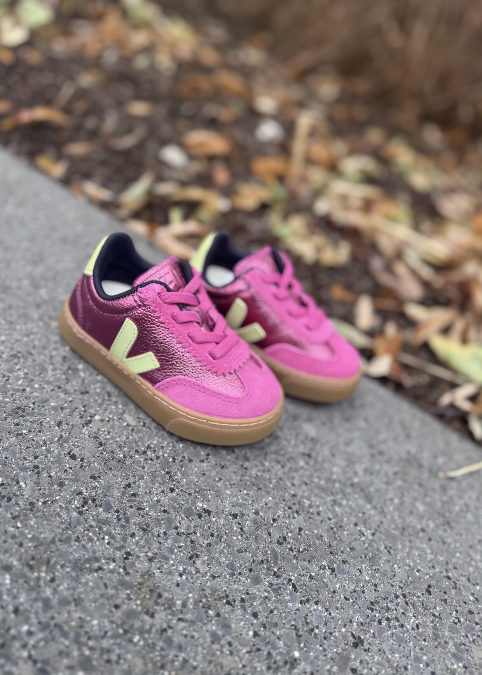 VEJA small volley leat azalea limo