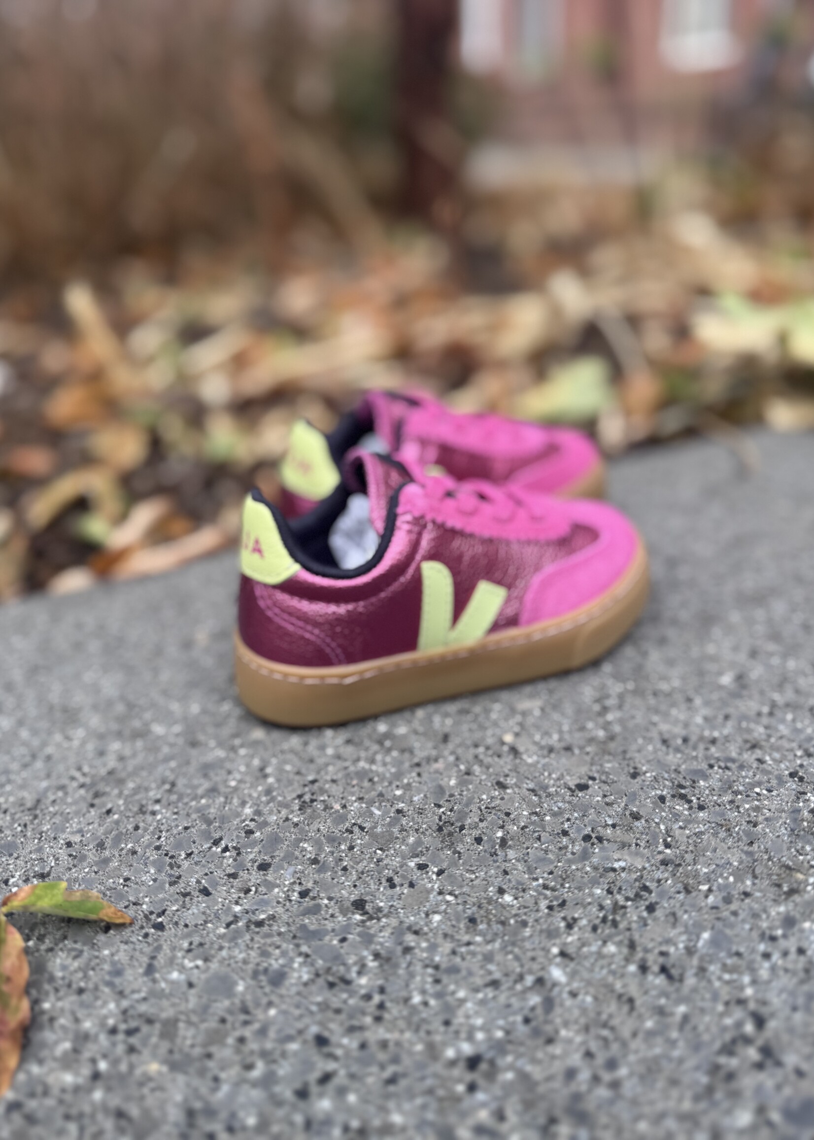 VEJA small volley leat azalea limo