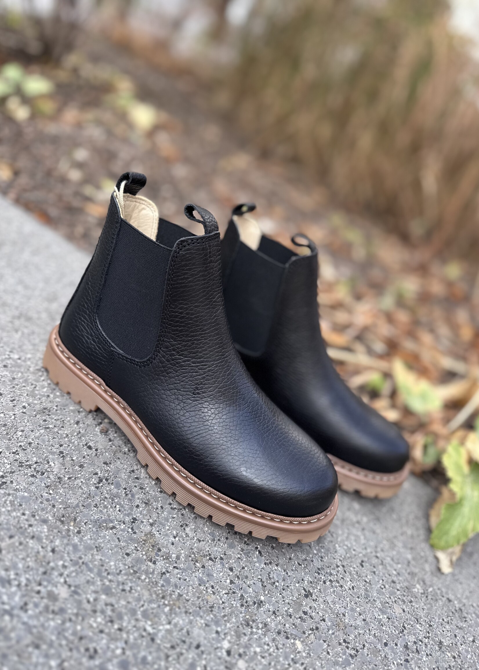 Angulus 2179-101 chelsea boot on track sole black/black