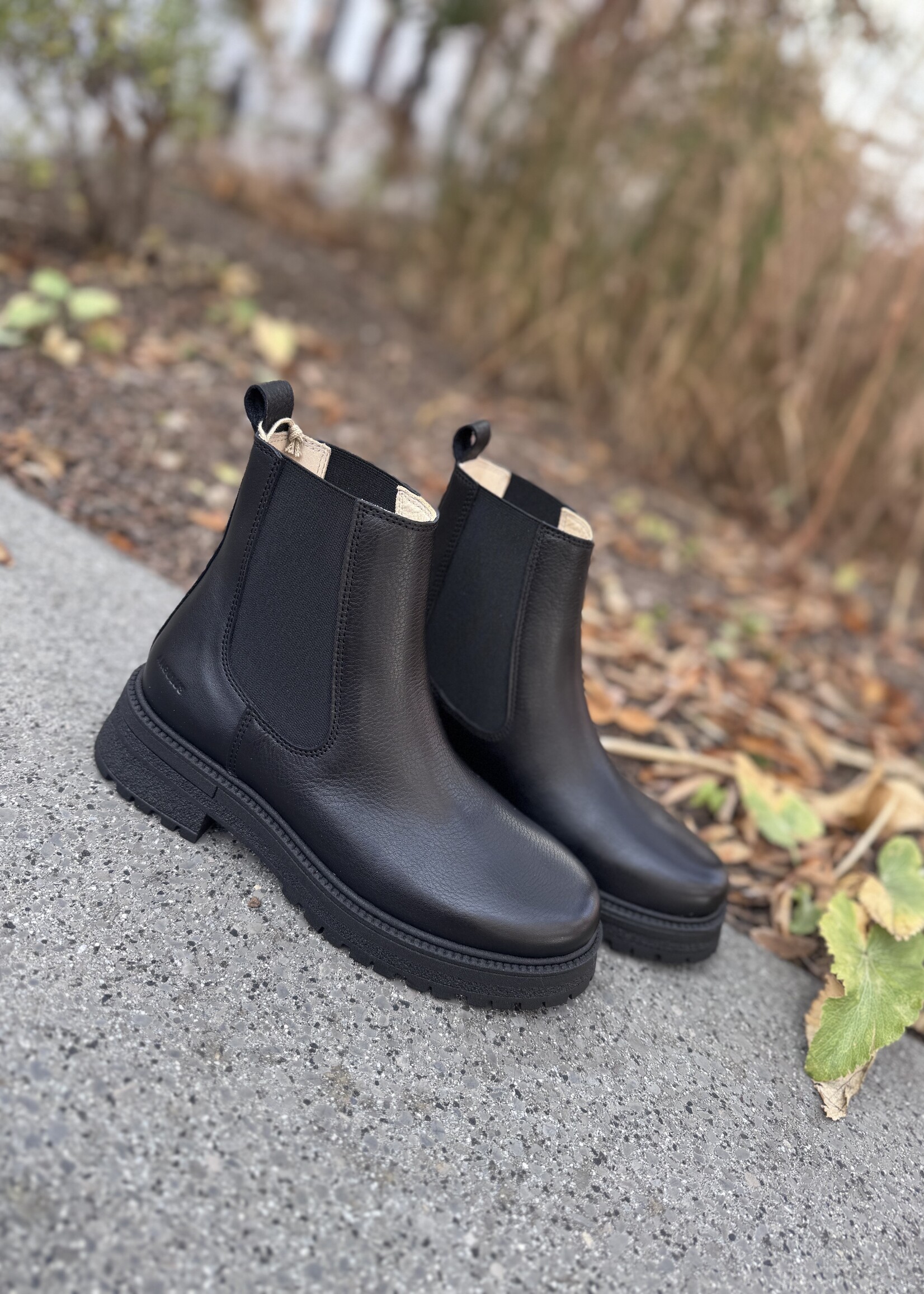 Angulus 6148-101 chelsea boot track sole black