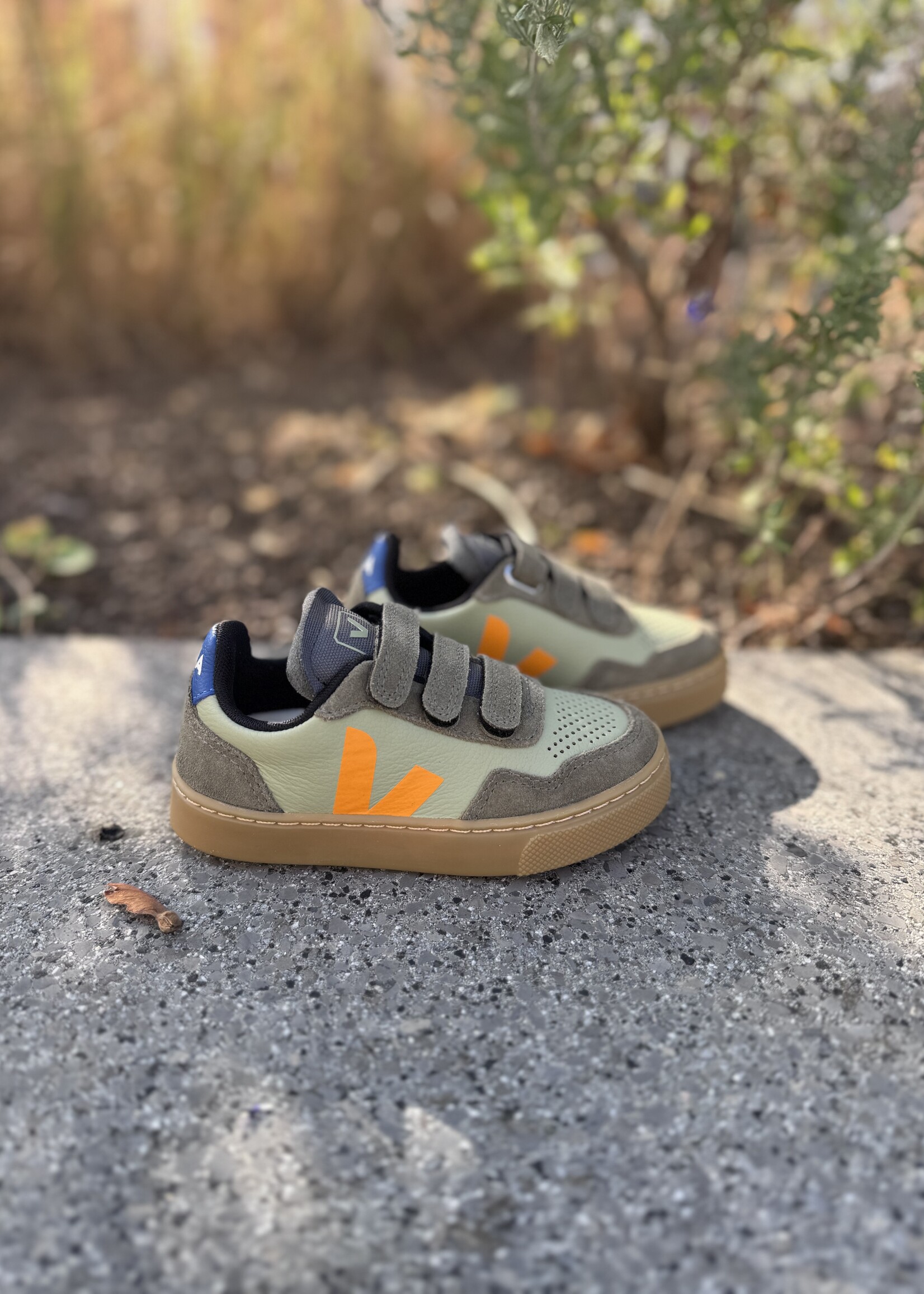 VEJA small V-90 clay mango kaki