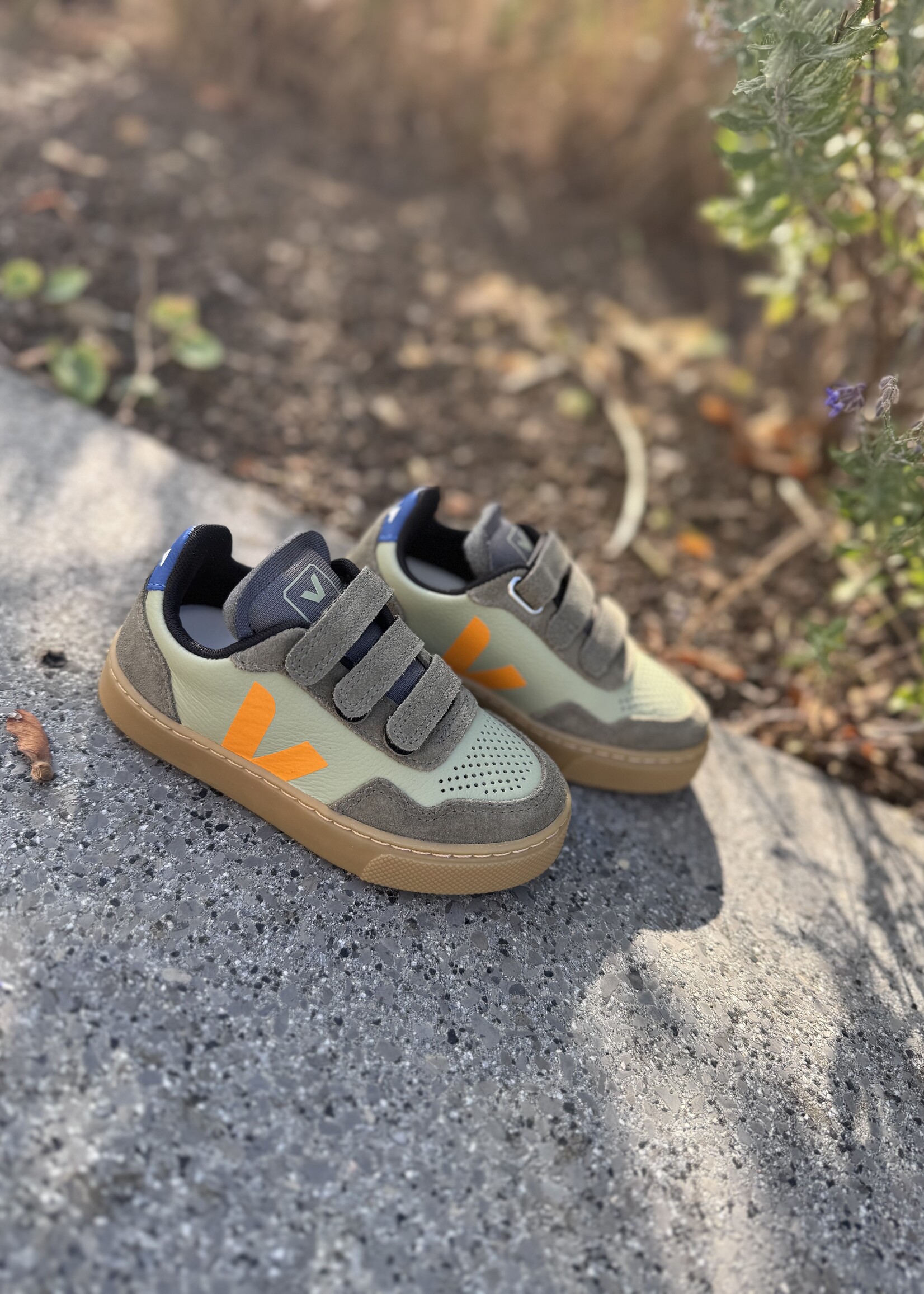 VEJA small V-90 clay mango kaki