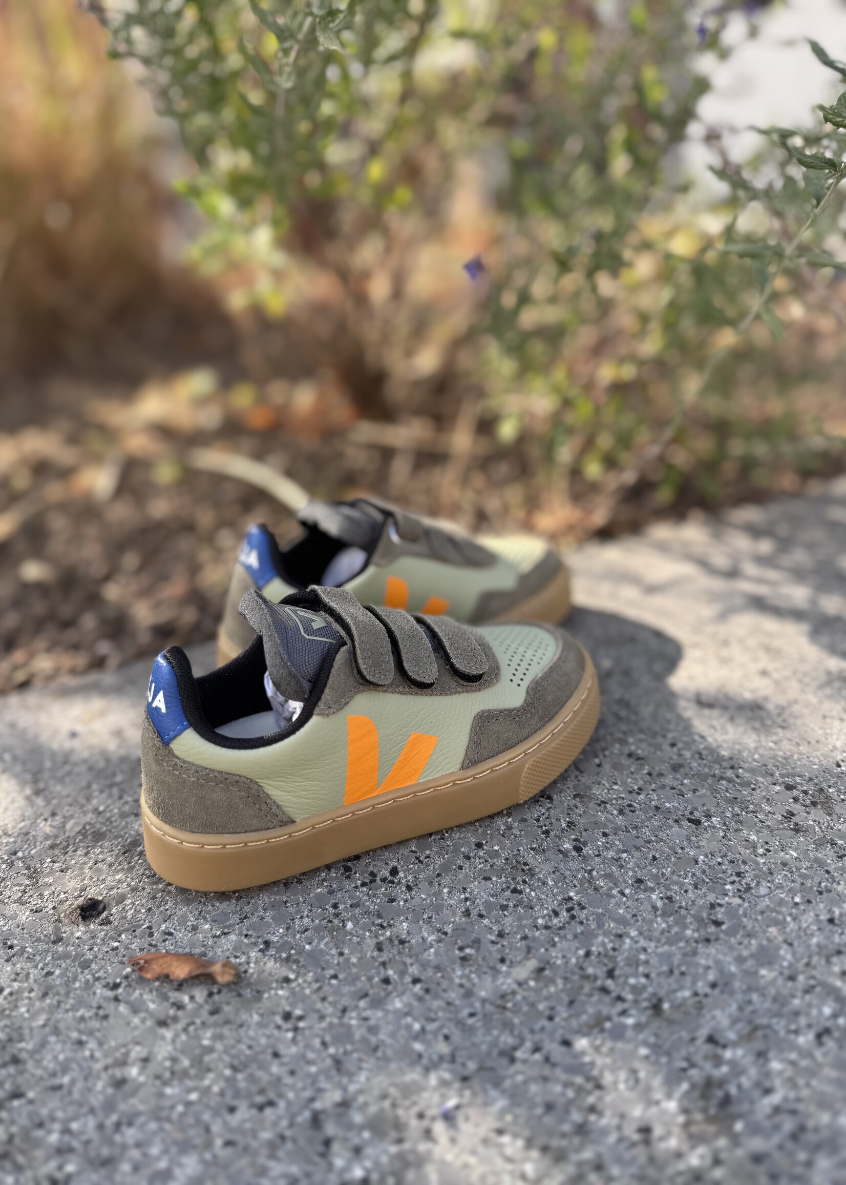 VEJA small V-90 clay mango kaki