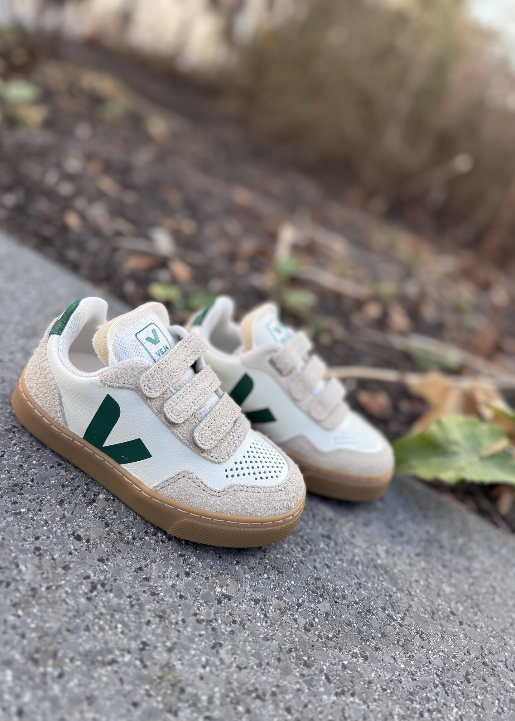 VEJA small V-90 pure golf almond