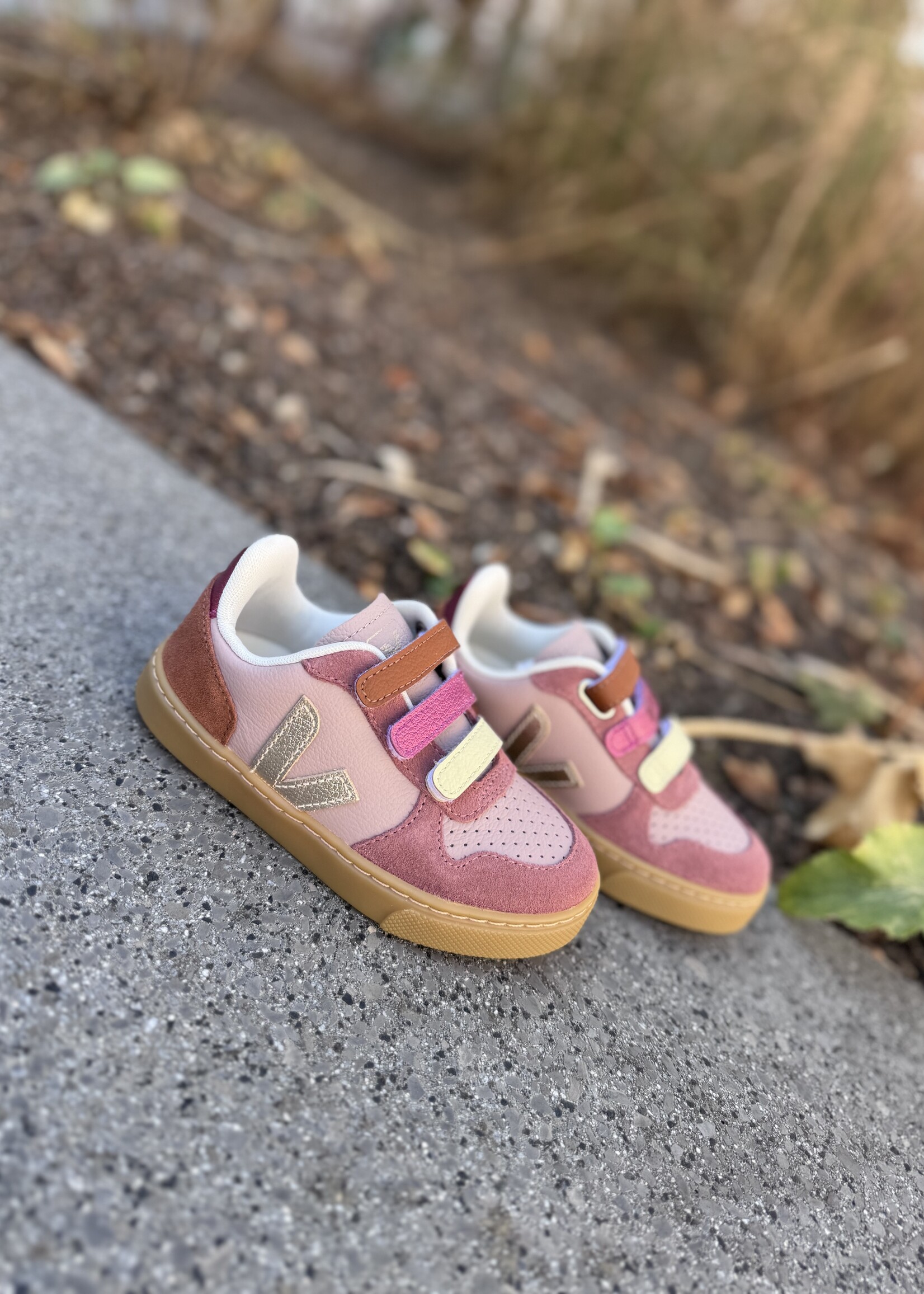 VEJA small V-10 leather babe platine