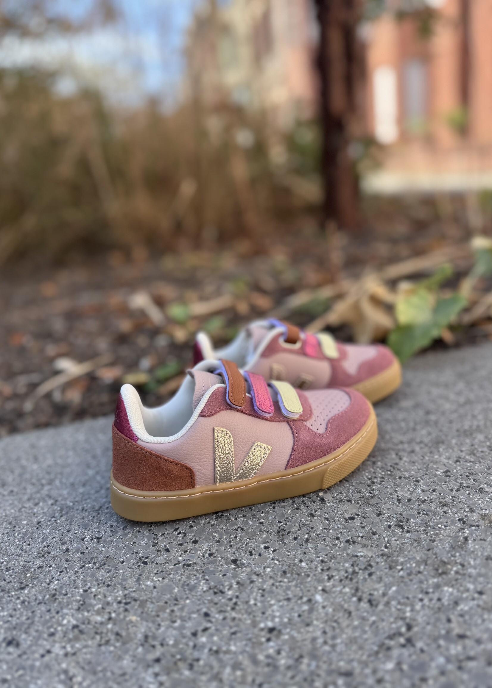 VEJA small V-10 leather babe platine