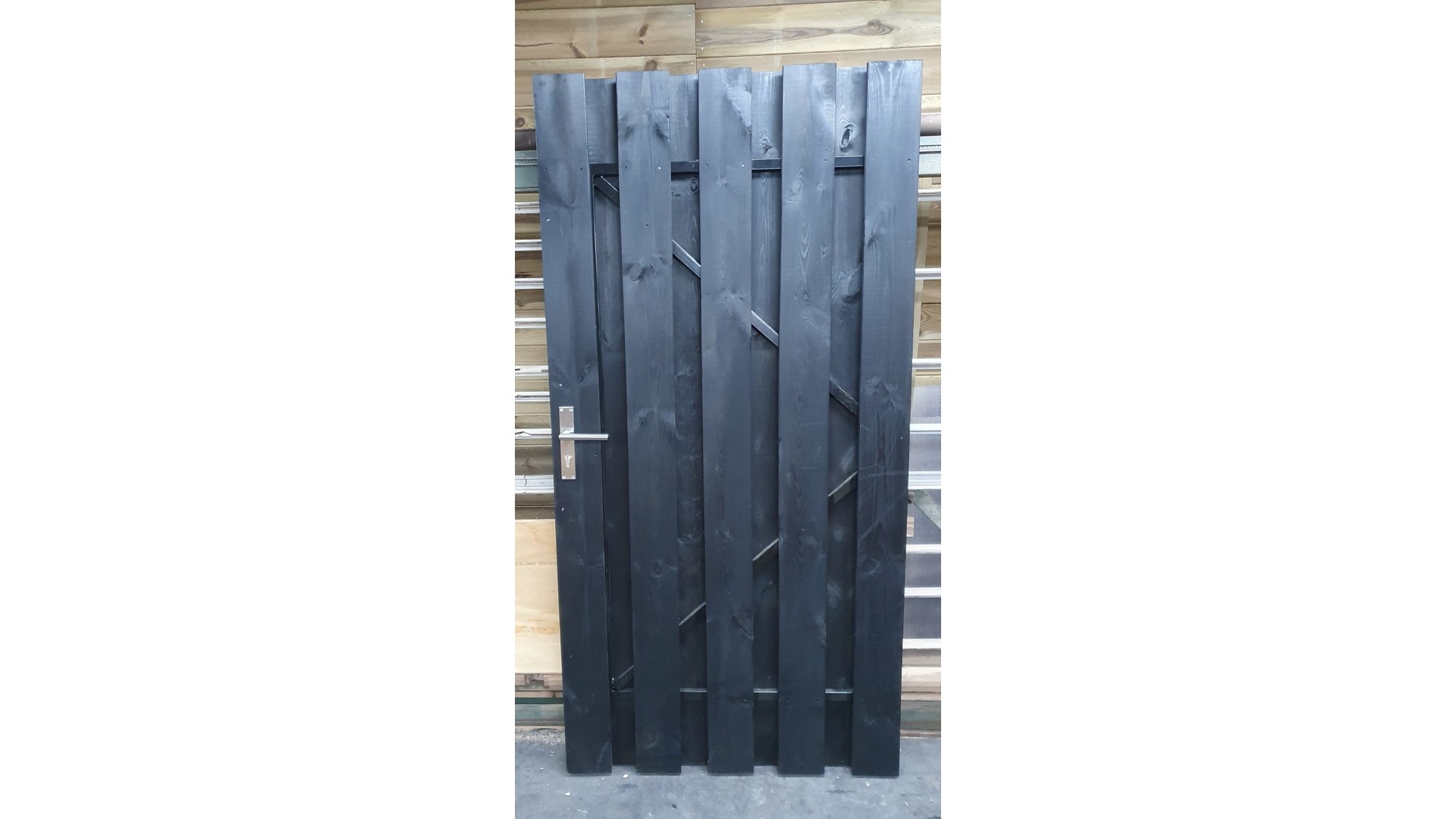 Tuindeur Zwart frame zwarte planken 200 cm hoog