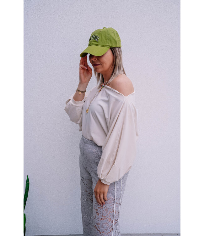 Off shoulder tee cream
