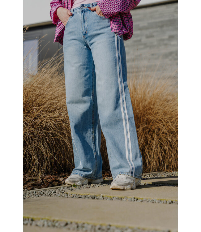 Wide jeans stripes