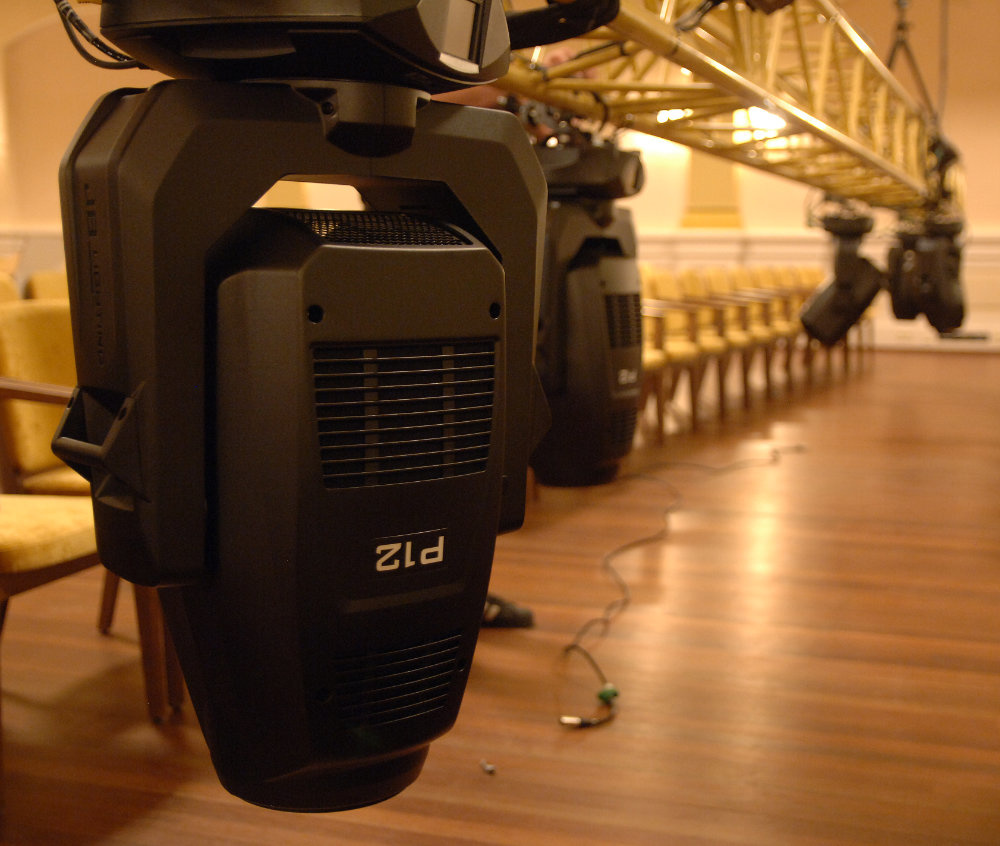 JB-Lighting P12 in de zaalbrug