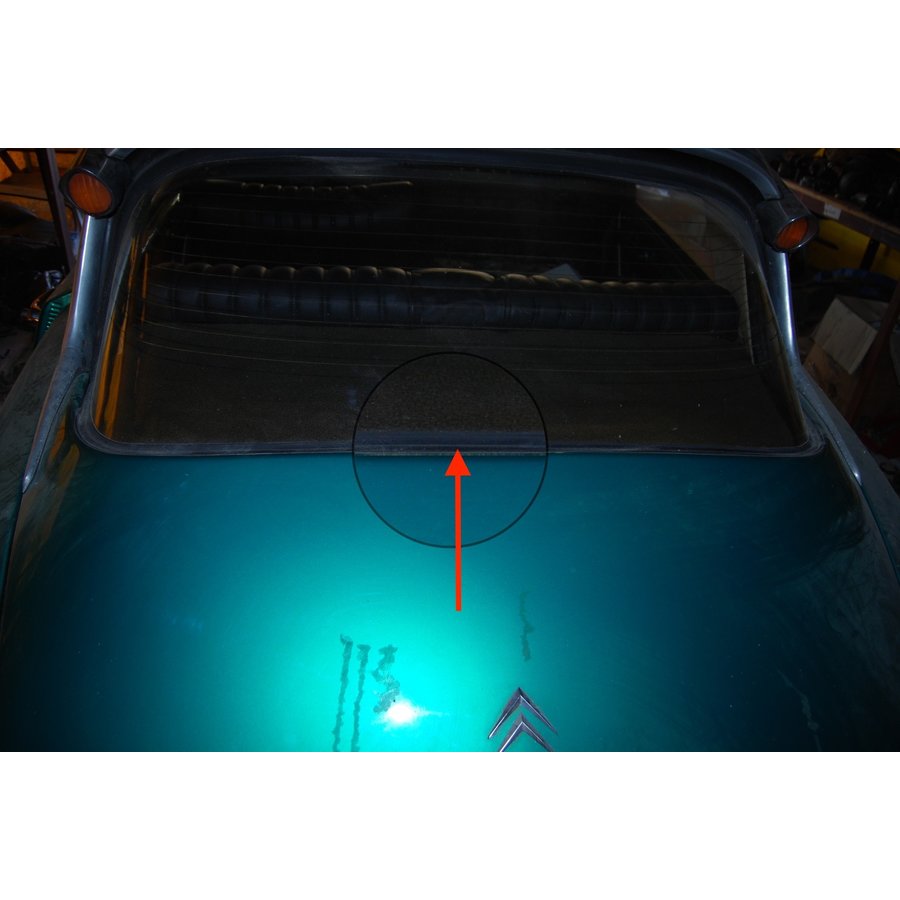 Rubber strip mounted on boot hood between rear window and boot hood (1650) Citroën ID/DS-8