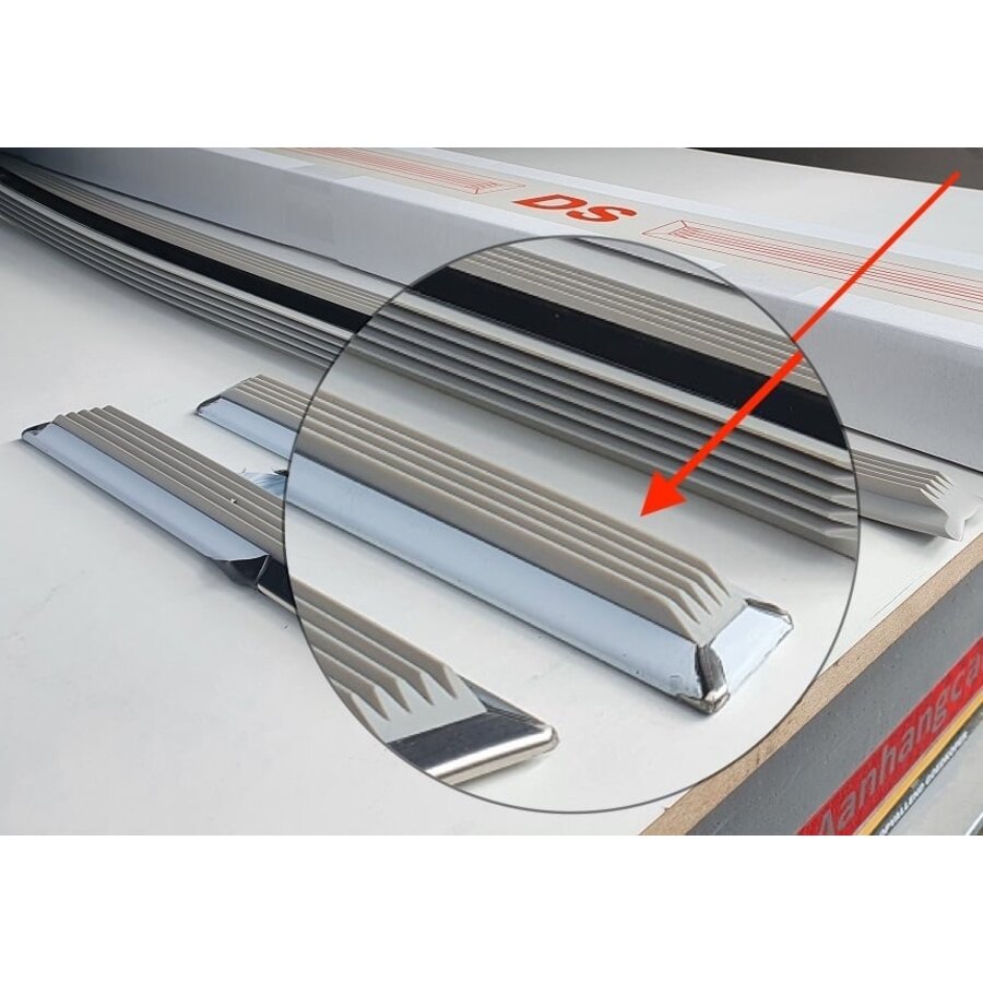 322.369.502: Strippenset, middenlijst, 8 delig, roestvrijstaal, 33 mm breed met wit rubber. Deze set kan gelijmd worden of met dubbelzijdig tape bevestigd worden.  BREAK. ID/DS.-1