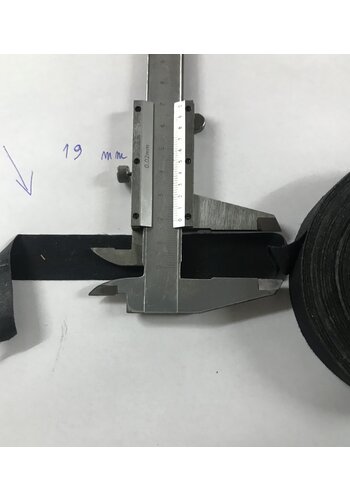  885.938.000 Linnen tape wat vroeger gebruikt werd op kabelbomen. Ook goede bescherming voor rubber slang waar slangklem omheen moet. 25 meter op een rol. 19 mm breed. 
