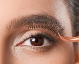 Wimperlijm aanbrengen: zo blijven nepwimpers echt zitten