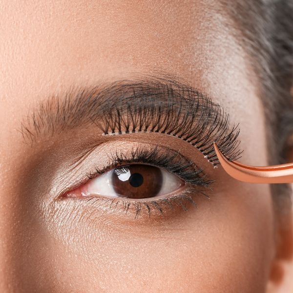 Wimperlijm aanbrengen: zo blijven nepwimpers echt zitten