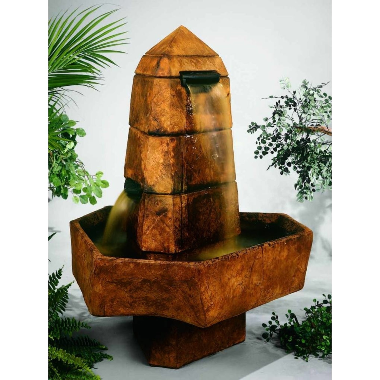 Fountain Henri Studio Abstrakter Obelisk - Eliassen - Eliassen Home