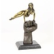 Bronzen beeld Vrouw op vuist Bronzen beeld Vrouw op vuist