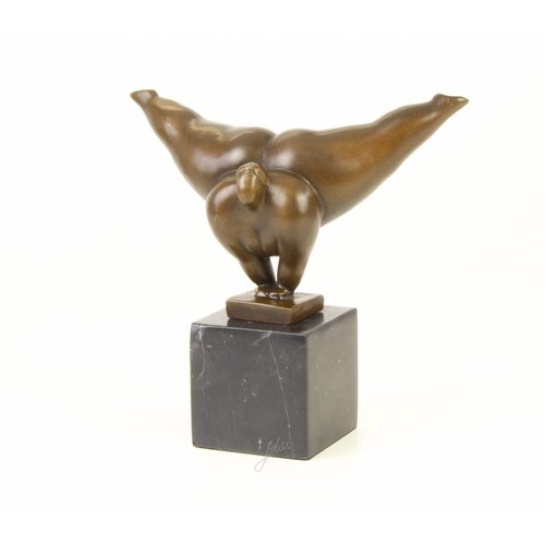Beeld brons Dikke dame turnend Beeld brons Dikke dame turnend