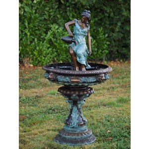 Eliassen Bronzefrau mit Krug Brunnen