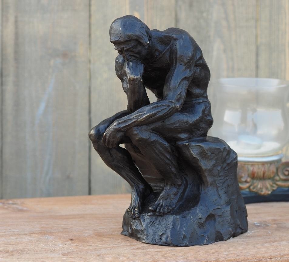 Сидячая фигура скульптура