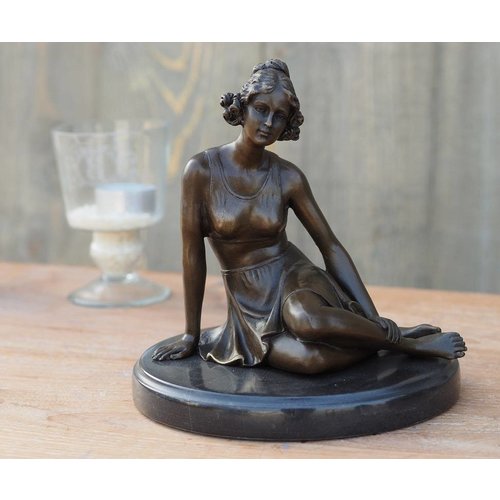 Eliassen Sitzendes Mädchen des Bildbronzes Eliassen Sitzendes Mädchen des Bildbronzes
