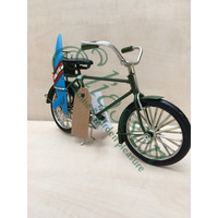 Miniatuur model fiets met surfplank