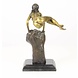 Bronzen beeld Vrouw op vuist Bronzen beeld Vrouw op vuist