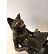Bronzen poes met boek Bronzen poes met boek