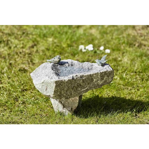 Vogelbadje met sokkel en 2 bronzen vogels Vogelbadje met sokkel en 2 bronzen vogels