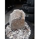 Fonteinset watervalsteen met grote hagedis Fonteinset watervalsteen met grote hagedis