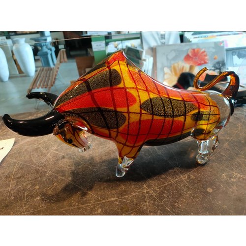 Stier aus 42cm langem Glas Stier aus 42cm langem Glas