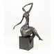 Bronzeskulptur Dicke Dame mit Hand auf Stirn Bronzeskulptur Dicke Dame mit Hand auf Stirn