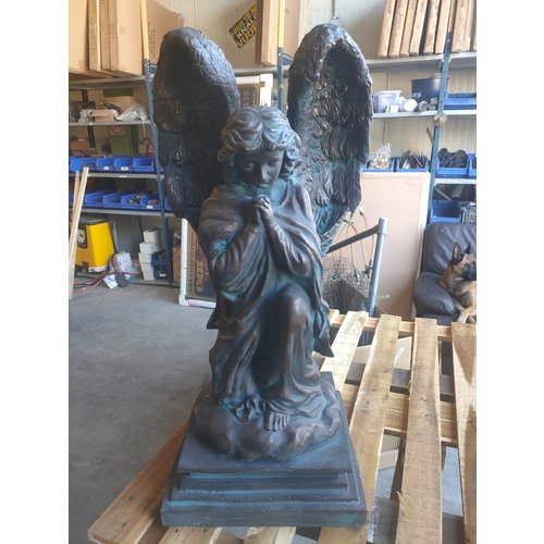 Groot Engel beeld biddend 78cm bronskleur