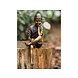 Bronzen zittende jongen met pet Bronzen zittende jongen met pet