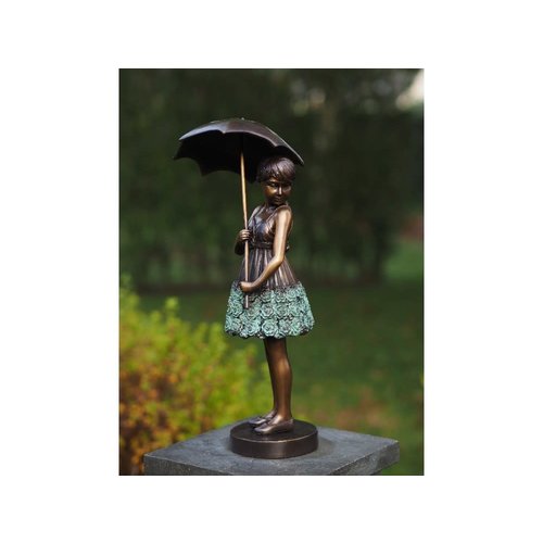 Bronzemädchen mit Regenschirm