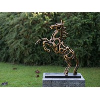 Skulptur aus bronzefarbenem Pferdedraht