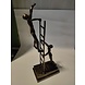 Beeld brons 2 mensen op ladder wijsend Beeld brons 2 mensen op ladder wijsend