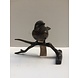Bronzen beeld mus op tak Bronzen beeld mus op tak