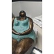 Fette Dame sitzt auf der Kante Fette Dame sitzt auf der Kante