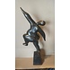 Beeld brons Dikke dame op een been Beeld brons Dikke dame op een been