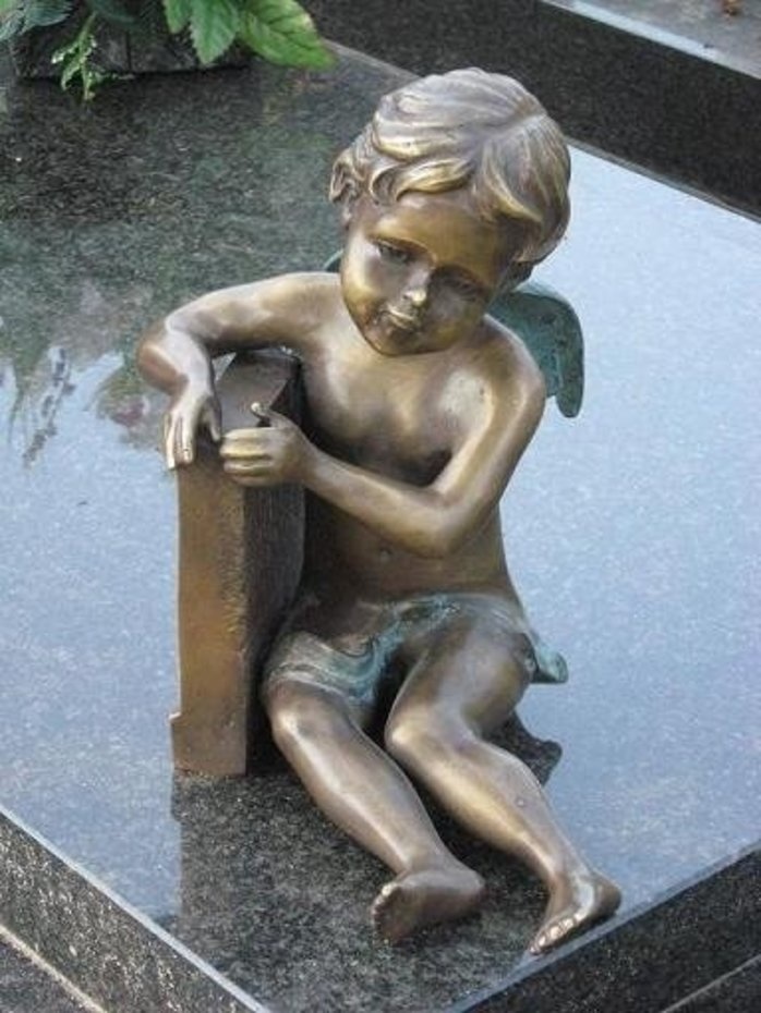 grafbeeld kleine engel zittend brons