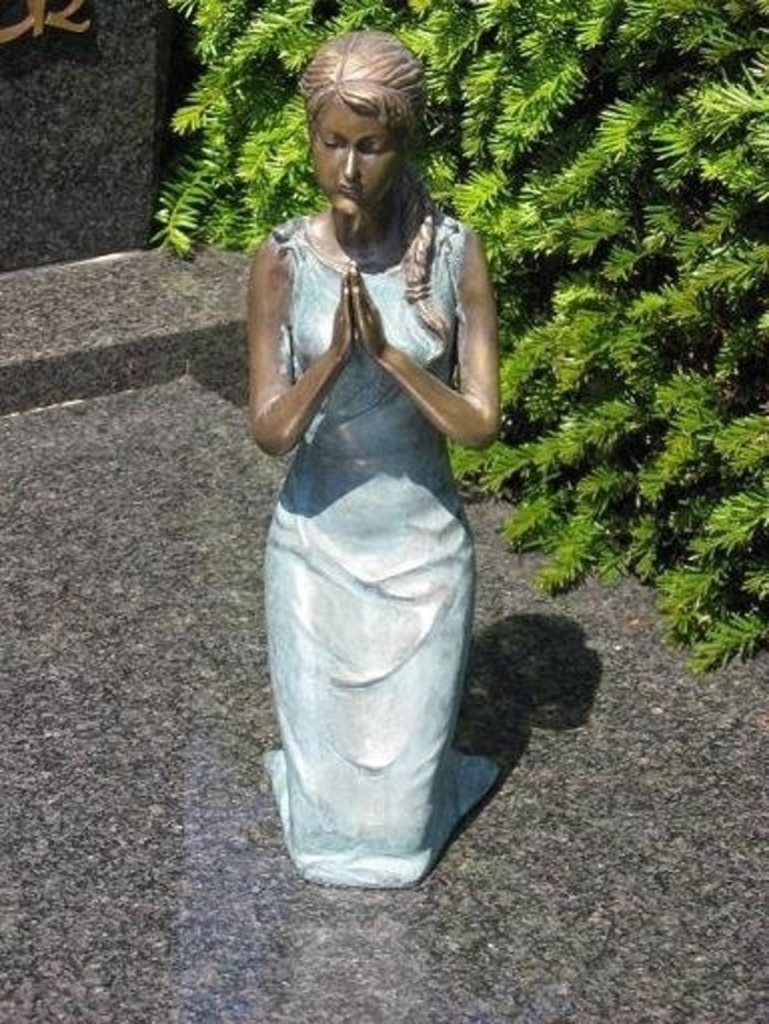 grafbeeld meisje op knieen