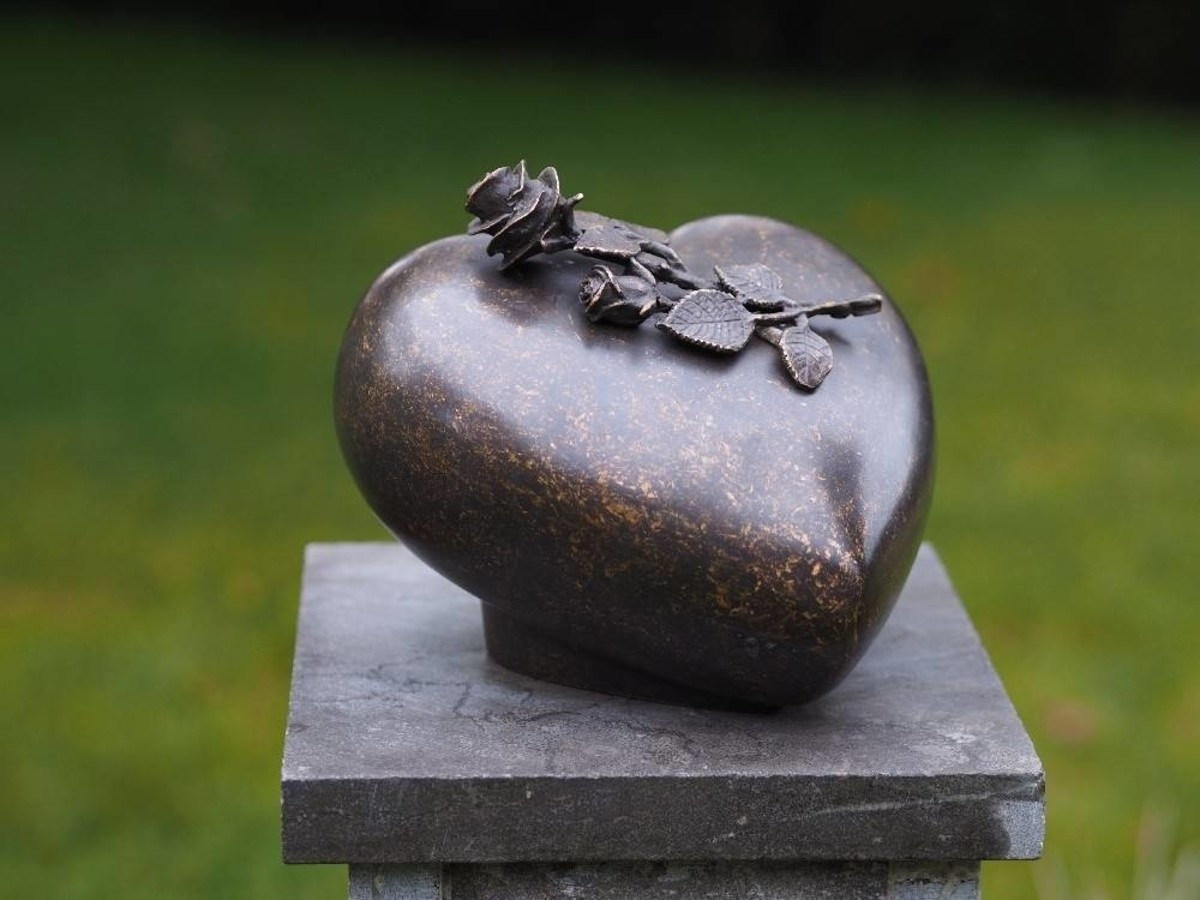 urn brons met roos