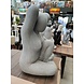 Beeld zittende en krabbende vrouw grijs 66cm Beeld zittende en krabbende vrouw grijs 66cm