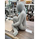Beeld zittende en krabbende vrouw grijs 66cm Beeld zittende en krabbende vrouw grijs 66cm
